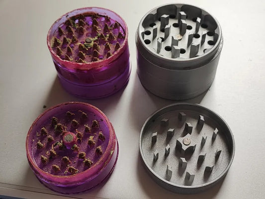 difference between plastic grinders and metallic grinders